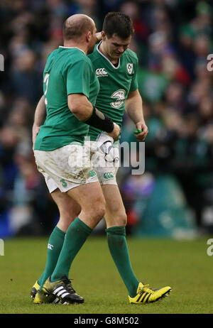 Rory Best dell'Irlanda (a sinistra) e Jonathan Sexton lasciano il campo dopo essere stati sostituiti durante la partita RBS Six Nations del 2016 all'Aviva Stadium di Dublino. Foto Stock