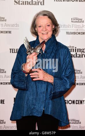 Dame Maggie Smith vince il premio Best attress al London Evening Standard British Film Awards al Television Center di White City, Londra. Foto Stock