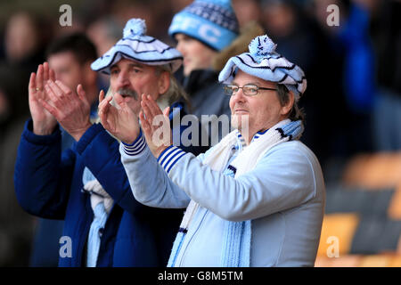 I fan di Coventry City applaudono il loro team dagli stand Foto Stock