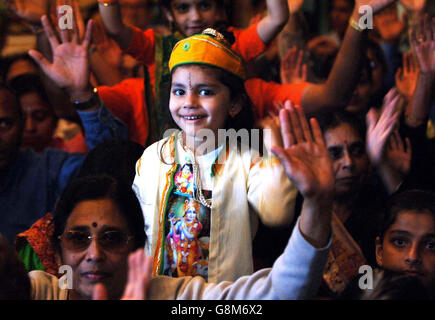 Komal Madh, di tre anni, partecipa a Jammashtami, un festival che celebra il compleanno della divinità indù Lord Krishna ad Aldenham, Watford venerdì 26 agosto 2005. È il più grande raduno di indù fuori dell'India con 75,000 persone che si prevede prenderanno parte. La celebrazione segna il festival di 5,000 anni di Jammashtami, il compleanno di Lord Krishna che è la reincarnazione di Lord Vishnu. Vedere PA storia RELIGIONE indù. PREMERE ASSOCIAZIONE foto. Il credito fotografico dovrebbe essere: Fiona Hanson/PA. Foto Stock