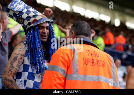 Calcio - fa Barclays Premiership - West Bromwich Albion / Portsmouth - The Hawthorns. John 'Portsmouth Football Club' Westwood un eccentrico fan di Portsmouth parla con uno steward Foto Stock