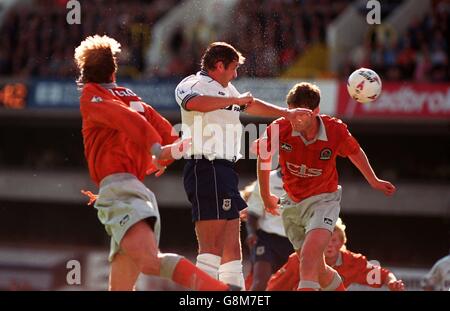 Gary Mabbutt (centro) di Tottenham Hotspur si trova in una testata nonostante Le attenzioni di Garry Flitcroft di Blackburn Rovers (a sinistra) e Chris Sutton (destra) Foto Stock