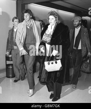 Barry Manilow, la star pop, arriva a Heathrow per iniziare un tour europeo di sei settimane. Viaggiò come 'Mr Parker' con la sua amica Roberta Kent, ed arrivò ad un tumultuoso benvenuto da circa 500 tifosi. Foto Stock