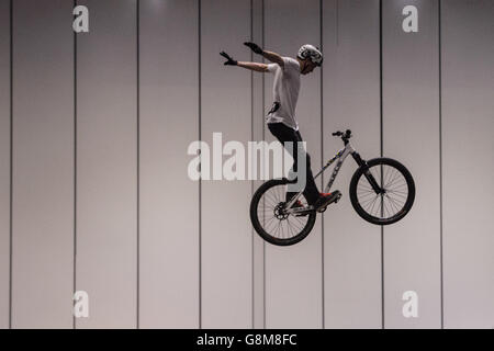 Un pilota BMX esegue acrobazie al London Bike Show presso il centro Excel nella zona est di Londra. Foto Stock