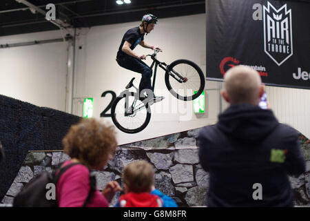 Un pilota BMX esegue acrobazie al London Bike Show presso il centro Excel nella zona est di Londra. Foto Stock