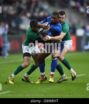 Il francese Virimi Vakatawa (centro) è affrontato da Jared Payne (a sinistra) e Robbie Henshaw durante la partita RBS Six Nations 2016 allo Stade de France, Parigi. Foto Stock