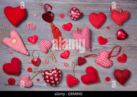 Cuori rossi su uno sfondo di legno Foto Stock