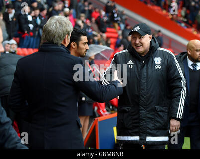 Russell Slade, manager della città di Cardiff, e Jose riga, manager dell'atletica di Charlton, stringono le mani prima del calcio d'inizio. Foto Stock