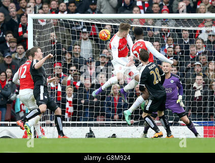 Danny Welbeck di Arsenal segna il secondo gol della partita durante la partita della Barclays Premier League all'Emirates Stadium di Londra. Foto Stock