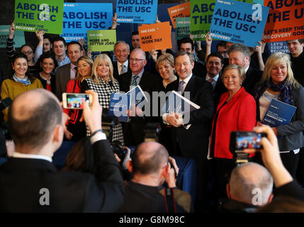 Taoiseach Enda Kenny (terzo da destra) al lancio del Manifesto delle elezioni generali di fine Gaels presso il quartier generale delle elezioni di fine Gael a Custom House Quay, Dublino. Foto Stock