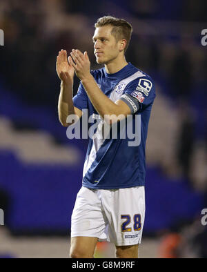 Michael Morrison di Birmingham applaude i fan dopo il gioco. Foto Stock