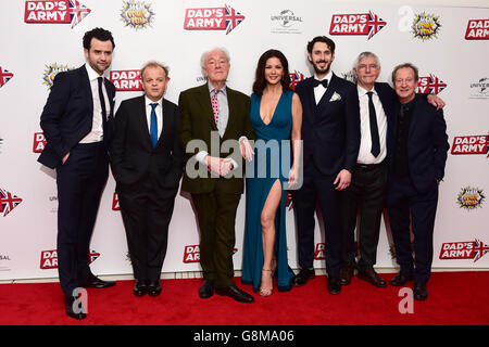 (l-r) Daniel Mays, Toby Jones, Sir Michael Gambon, Catherine Zeta Jones, Blake Harrison, Tom Courtenay e Bill Paterson frequentano la prima mondiale dell'esercito di papà alla piazza Odeon Leicester, Londra. PREMERE ASSOCIAZIONE foto. Data immagine: Martedì 26 gennaio, 2016. Il credito fotografico dovrebbe essere: Ian West/PA Wire. Foto Stock