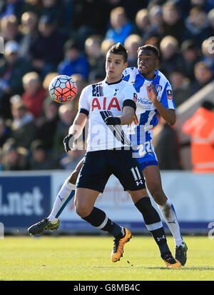 Erik lamela di Tottenham Hotspur (a sinistra) e Kane Vincent-Young di Colchester United per la palla in aria durante la Emirates fa Cup, quarto incontro al Weston Homes Community Stadium di Colchester. Foto Stock