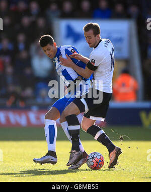 Harry Kane (a destra) di Tottenham Hotspur combatte per la palla con Matthew Briggs (a sinistra) di Colchester United durante la fa Cup di Emirates, quarto incontro al Weston Homes Community Stadium di Colchester. Foto Stock