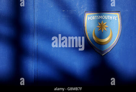 Portsmouth / AFC Bournemouth - Emirates fa Cup - Fourth Round - Fratton Park. Una vista generale del distintivo del Portsmouth club su una porta prima della Emirates fa Cup, partita di quarto turno a Fratton Park, Portsmouth. Foto Stock