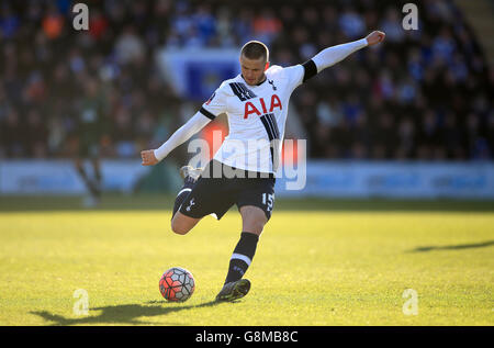 Eric Dier di Tottenham Hotspur segna il secondo obiettivo del gioco con l'aiuto di una deviazione da Matthew Briggs di Colchester United durante la Emirates fa Cup, quarta partita al Weston Homes Community Stadium di Colchester. Foto Stock