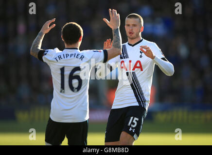 Eric Dier di Tottenham Hotspur festeggia il secondo gol del suo fianco con il compagno di squadra Kieran Trippier (a sinistra) durante la Emirates fa Cup, quarta partita al Weston Homes Community Stadium di Colchester. Foto Stock