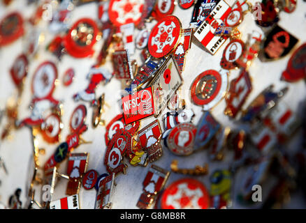 Nottingham Forest / Watford - Emirates fa Cup - Fourth Round - City Ground. Badge in vendita prima della Emirates fa Cup, quarta partita al City Ground di Nottingham. Foto Stock