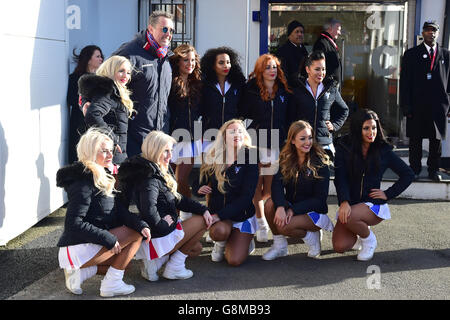Un fan si pone per una foto con i cheerleader del Crystal Palace durante la Coppa Emirates fa, quarto round match a Selhurst Park, Londra. Foto Stock