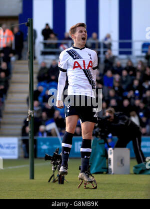 Thomas Carroll di Tottenham Hotspur festeggia il quarto gol della partita durante la Emirates fa Cup, quarta partita al Weston Homes Community Stadium di Colchester. Foto Stock