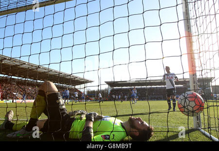 Nacer Chadli di Tottenham Hotspur si allontana per festeggiare dopo aver segnato il terzo gol della partita durante la Emirates fa Cup, la quarta partita al Weston Homes Community Stadium di Colchester. Foto Stock