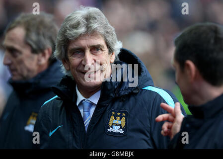 Il manager della città di Manchester Manuel Pellegrini con il manager di Aston Villa Remi Garde, durante la Coppa Emirates fa, quarta partita a Villa Park, Birmingham. PREMERE ASSOCIAZIONE foto. Data immagine: Sabato 30 gennaio 2016. Visita la villa DI CALCIO PA Story. Il credito fotografico dovrebbe essere: Martin Rickett/PA Wire. Foto Stock