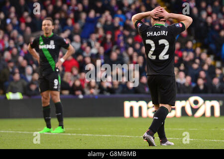 Lo Xherdan Shaqiri di Stoke City (a destra) si è sguagliato durante la Coppa Emirates fa, la quarta partita al Selhurst Park di Londra. Foto Stock