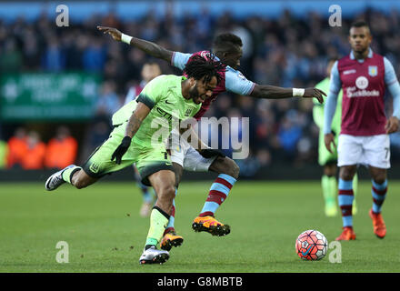 Raheem Sterling di Manchester City (a sinistra) combatte per la palla con l'Idrissa Gana di Aston Villa durante la fa Cup di Emirates, quarta partita al Villa Park di Birmingham. Foto Stock