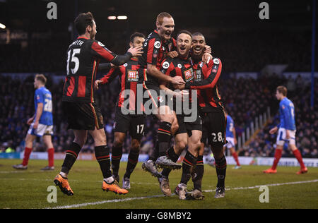 Marc Pugh di AFC Bournemouth (seconda a destra) festeggia con i suoi compagni di squadra dopo aver ottenuto il secondo goal della partita durante la Emirates fa Cup, quarta partita al Fratton Park di Portsmouth. Foto Stock