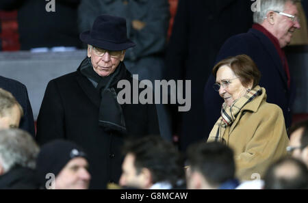 Sir Bobby Charlton e sua moglie norma Ball (a destra) prima della partita Barclays Premier League a Old Trafford, Manchester. Foto Stock