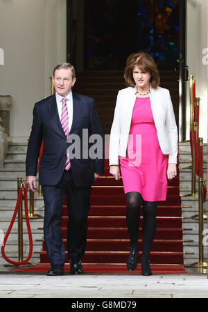 Taoiseach Enda Kenny, con Tanaiste Joan Burton (a destra), al di fuori degli edifici governativi di Dublino, dopo aver segnalato un'imminente elezione generale e dichiarato che il parlamento non si riunirà più fino al marzo 10. Foto Stock