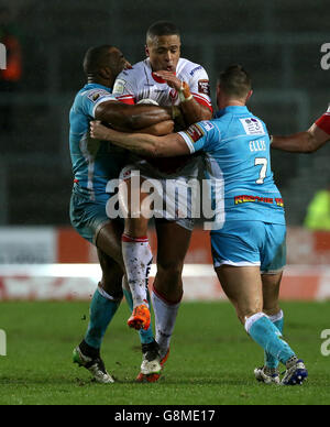 Il Jordan Turner di St Helens (al centro) è affrontato da Michael Lawrence (a sinistra) e Jamie Ellis di Huddersfield Giants durante la prima partita della Super League di Utilità a Langtree Park, St Helens. Foto Stock