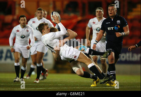 L'inglese Ollie Thorley è combattuto da Andrew Davidson della Scozia durante la partita Under-20 Six Nations al Broadwood Stadium, Cumbernauld. Foto Stock