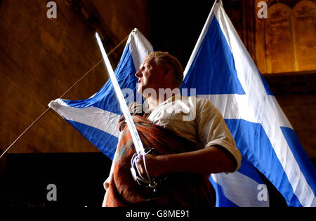 David Ross adotta il mantello di William Wallace. Lo storico di East Kilbride è stato Unito da dozzine di altri scozzesi da Westminster a Smithfields, il percorso che il leader ribelle scozzese ha intrapreso il suo cammino verso la sua esecuzione. Foto Stock