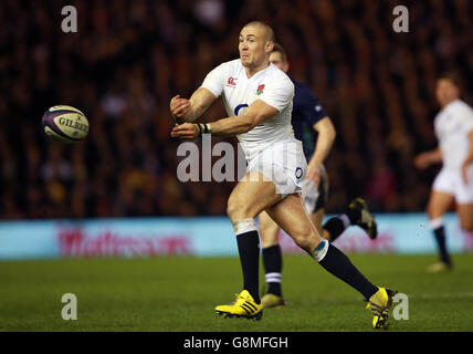 Mike Brown in Inghilterra durante la partita RBS Six Nations del 2016 al BT Murrayfield Stadium di Edimburgo. Foto Stock