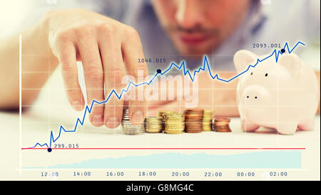 Close up di imprenditore con salvadanaio e monete Foto Stock