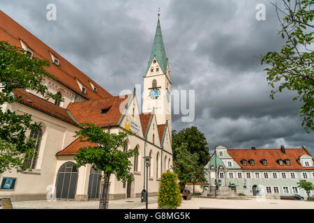 San-Mang-Kirche und San-Mang-Platz a Kempten, Algovia, Bayern, Deutschland | gotica di St. Mang Chiesa un St. Mang square, Kempt Foto Stock