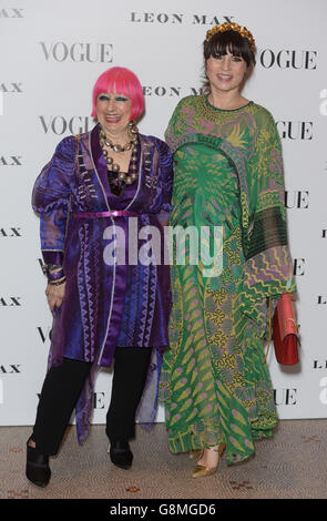 Zandra Rhodes (a sinistra) e Grace Woodward assistono alla notte di apertura del Vogue100: Un secolo di mostra di stile alla National Portrait Gallery di Londra. Foto Stock