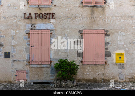 Ufficio postale nel borgo medievale di Charroux, Allier, Avergna Francia Foto Stock