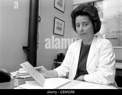 Ann Robinson, che ha esaminato il sangue del compianto sig. Leslie Newson, autista del treno d'urto a tubo di Moorgate, nel suo ufficio al London Hospital Medical College. Foto Stock