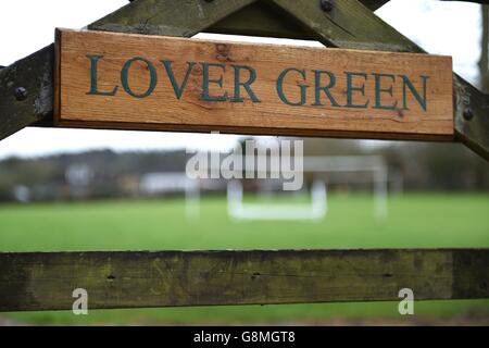 Vista generale di un segno per il villaggio amante nel Wiltshire, come i residenti hanno inviato un appello di San Valentino per l'aiuto nella loro offerta di riportare la vita nella loro casa rurale. Foto Stock