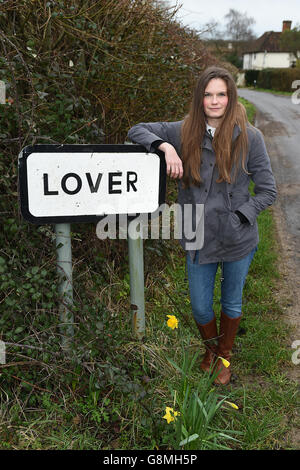 Residente locale e attivista Katie Gibbs si pone accanto a un segno per il villaggio amante nel Wiltshire, come i residenti hanno inviato un appello di San Valentino per l'aiuto nel loro tentativo di riportare la vita nella loro casa rurale. Foto Stock