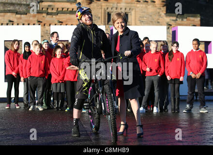 Danny MacAskill, motociclista stunt, con il primo ministro Nicola Sturgeon, alla spianata del Castello di Edimburgo, mentre Visit Scotland lancia la sua nuova campagna VisitScotland. Foto Stock