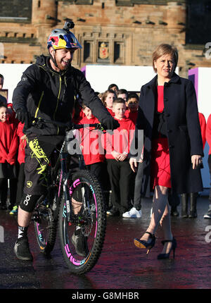 Danny MacAskill, motociclista stunt, con il primo ministro Nicola Sturgeon, alla spianata del Castello di Edimburgo, mentre Visit Scotland lancia la sua nuova campagna VisitScotland. Foto Stock