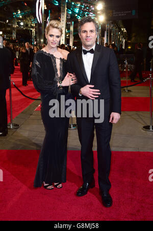 Sunrise Coigney e Mark Ruffalo partecipano all'EE British Academy Film Awards alla Royal Opera House di Bow Street, Londra. PREMERE ASSOCIAZIONE foto. Data immagine: Domenica 14 febbraio 2016. Vedere PA Story SHOWBIZ BAFTA. Il credito fotografico dovrebbe essere: Ian West/PA Wire Foto Stock