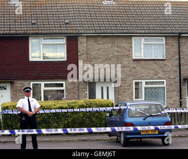 Polizia fuori da una casa in Leach Road, Bicester, Oxfordshire, dove il corpo di un uomo di 41 anni è stato trovato da un membro del pubblico poco dopo le 11, Lunedi 29 agosto 2005. Poco dopo le 14:00 i corpi di un uomo e di una donna, entrambi di 23 anni, sono stati scoperti nel vicino Laburnum Close, Ambrosden, vicino Bicester. La polizia sta indagando sul sospetto omicidio e sul doppio suicidio. Vedi PA storia CORPI DI POLIZIA. PREMERE ASSOCIAZIONE foto. Il credito fotografico dovrebbe essere: Michael Stephens/PA. Foto Stock