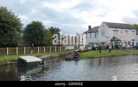 Un Land Rover è recuperato da Leeds e Liverpool canal a scivolo pub vicino Burscough in Lancashire. Foto Stock