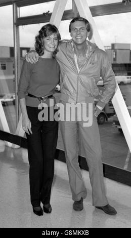 Sherry Lascoe, ragazza di 20 anni di Richard Carpenter (l), all'arrivo all'aeroporto di Heathrow, Londra, dopo aver volato da Los Angeles. È in Gran Bretagna per promuovere un LP che include le ultime canzoni sua sorella, Karen Carpenter, ha cantato prima della sua prematura morte in febbraio. Foto Stock