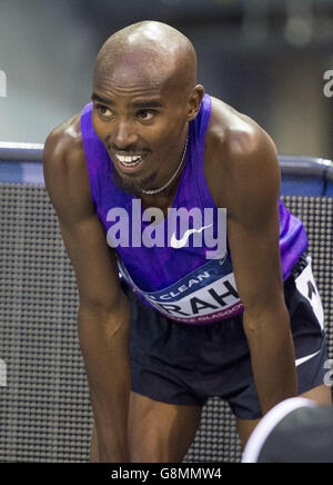 Great Britain's Mo Farah dopo aver vinto la gara Mens 3000m durante il Gran Premio di Glasgow Indoor all'Emirates Arena di Glasgow. Foto Stock