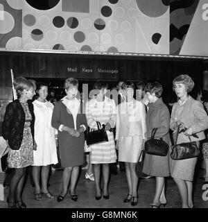 Mogli e fidanzate dei giocatori inglesi si riuniscono al Royal Garden Hotel di Kensington, prima di andare a vedere il Black and White Minstrel Show, alla vigilia della finale della Coppa del mondo: (l-r) Leslie Newton (fidanzata di Alan Ball), Judith Hurst (moglie di Geoff), Kay Stiles (moglie di Nobby), norma Charlton (moglie di Bobby), la signora Wilson (moglie di Ray), Carol Paine (moglie di Terry) e Ursula Banks (moglie di Gordon). Foto Stock